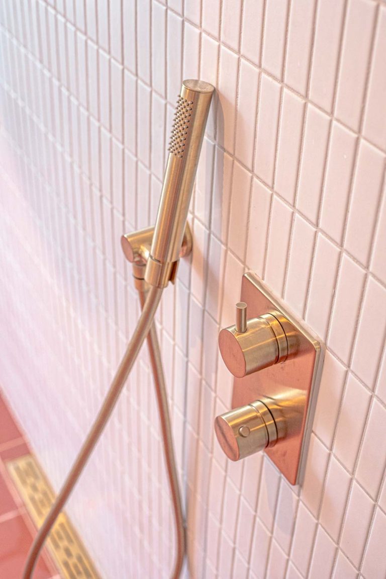 Details zijn belangrijk in onze aanpak: foto van een douchekraan